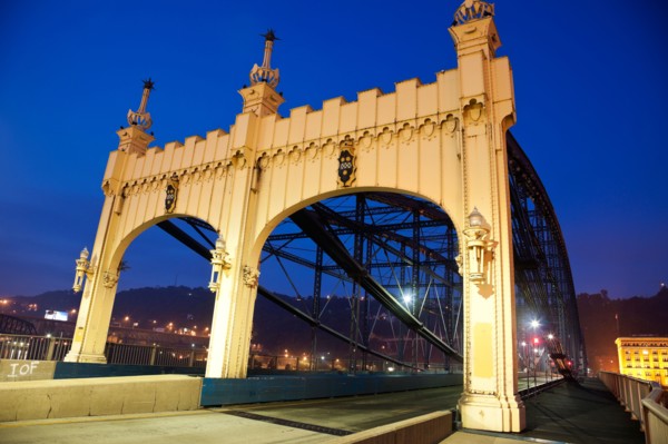 USA, Pennsylvania, Pittsburgh, Old bridge at night. Photo : Henryk Sadura