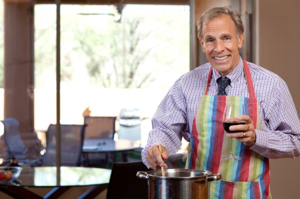 Portrait of man cooking and drinking wine. Photo : db2stock