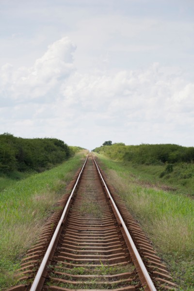 Cuba, Railroad vanishing point. Photo : Mark de Leeuw