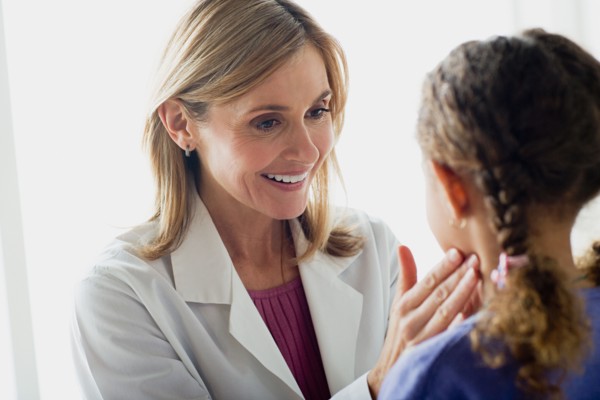 Doctor examining girl (10-11). Photo : Rob Lewine