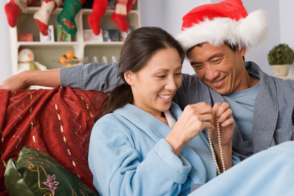 Smiling couple at Christmas morning. Photo : Rob Lewine