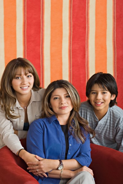 Portrait of mother with two children. Photo : Rob Lewine
