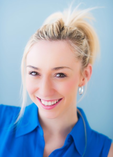 Portrait of smiling young woman, studio shot. Photo : Daniel Grill