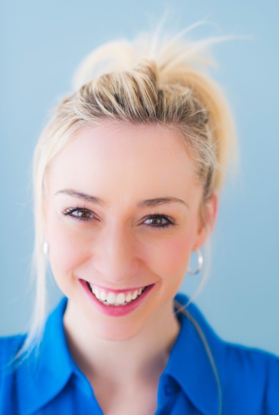 Portrait of smiling young woman, studio shot. Photo : Daniel Grill