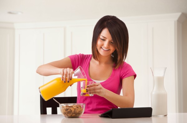Young woman preparing breakfast. Photo : Mike Kemp
