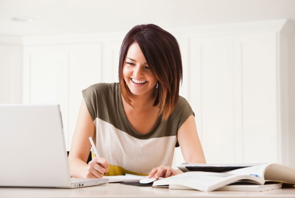 Portrait of young woman learning at home. Photo : Mike Kemp