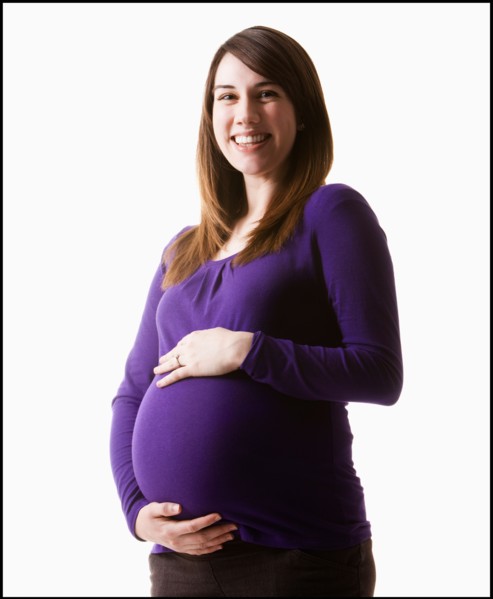 Portrait of pregnant woman, studio shot. Photo : Mike Kemp