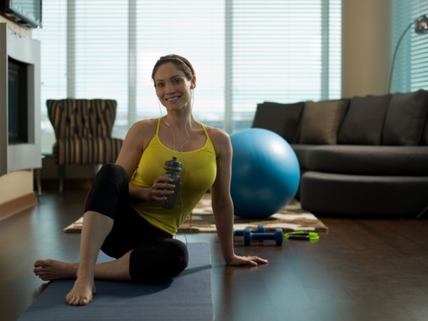 Portrait of mid adult woman exercising at home. Photo : Dan Bannister