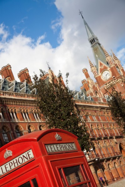 United Kingdom, London. Saint Pancras Station and red telephone box. Photo : Henryk Sadura