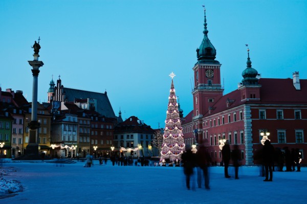Poland, Warsaw. Castle Square, Sigismund's Column and Royal Castle in Christmas time. Photo :