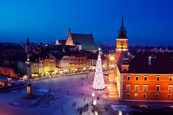 Poland, Warsaw. Castle Square, Sigismund's Column and Royal Castle in Christmas time. Photo :