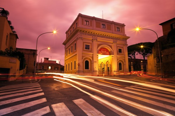 Italy, Rome. Triumphal arch at sunrise. Photo : Henryk Sadura