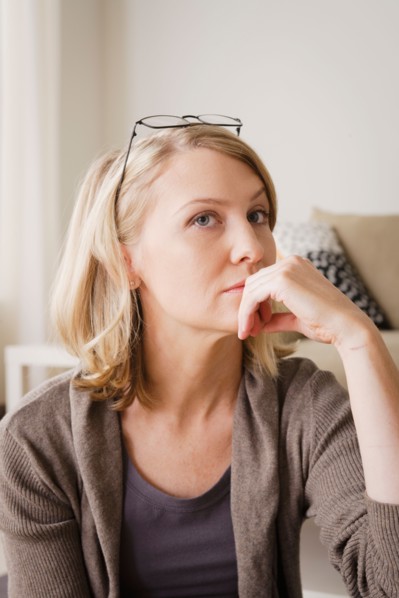 Thoughtful mid adult woman looking away. Photo : Rob Lewine