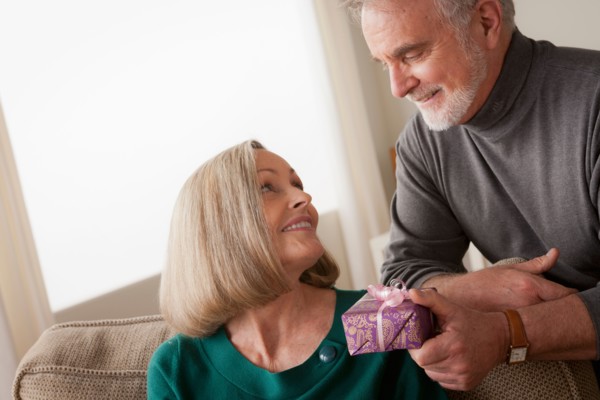 Man giving woman gift. Photo : Rob Lewine