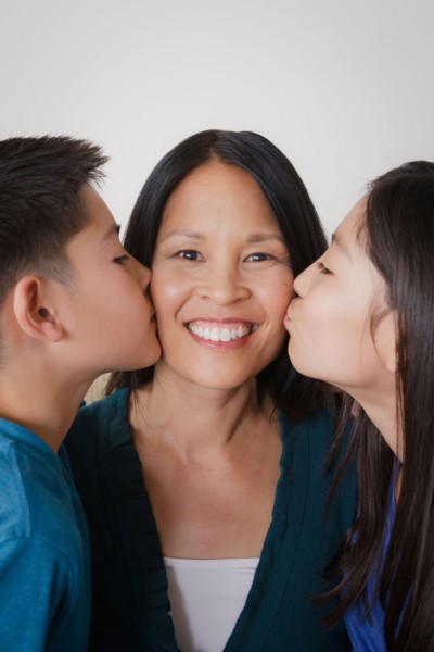 Siblings giving mother kiss. Photo : Rob Lewine