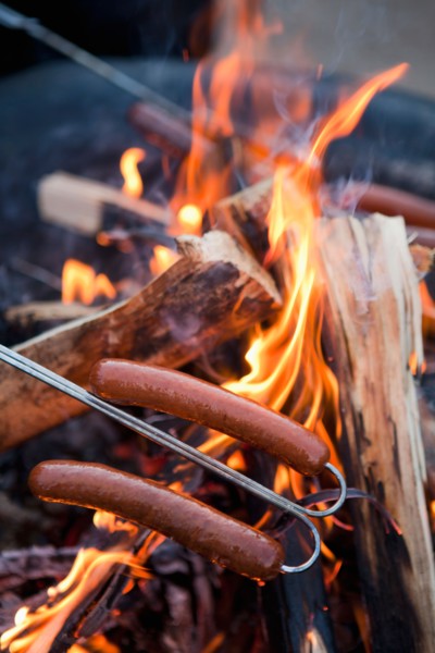 Sausages being grilled on bonfire. Photo : Jessica Peterson