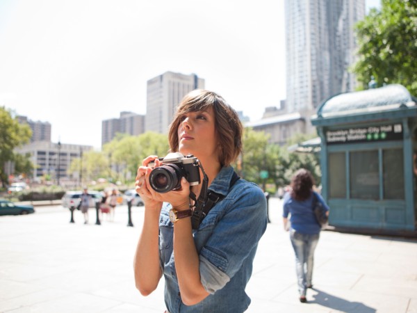 USA, New York, New  York City. Young woman holding photo camera. Photo : Jessica Peterson