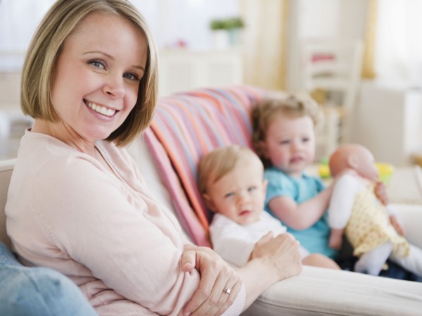 Mother with children (2-3, 6-11 months) at home. 
Photo : Jamie Grill