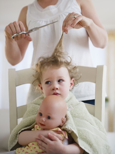Mother cutting daughter's (2-3) hair. 
Photo : Jamie Grill