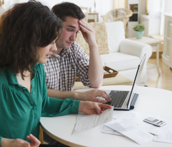 Couple paying bills via internet. 
Photo : Jamie Grill