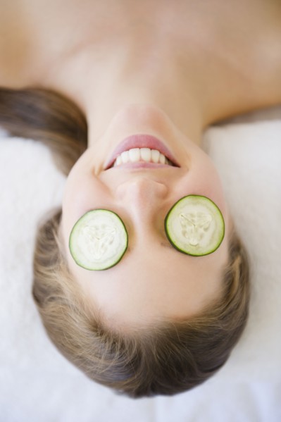 Woman relaxing in spa. 
Photo : Jamie Grill