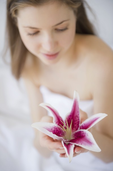 Woman relaxing in spa. 
Photo : Jamie Grill