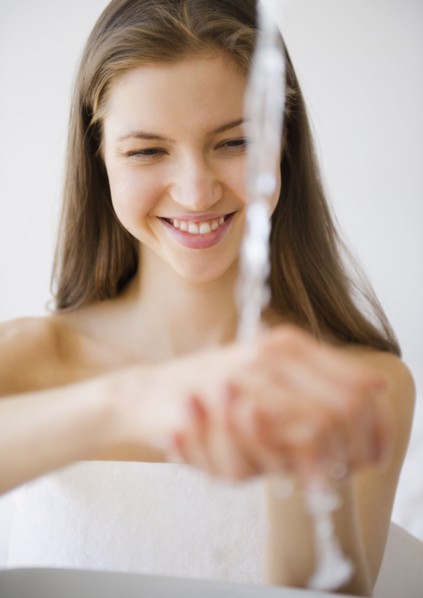 Woman washing hands. 
Photo : Jamie Grill