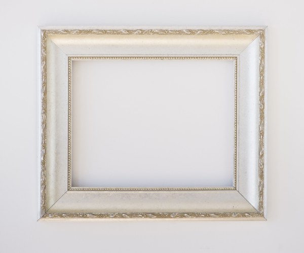 Close up of empty picture frame, studio shot. 
Photo : Daniel Grill