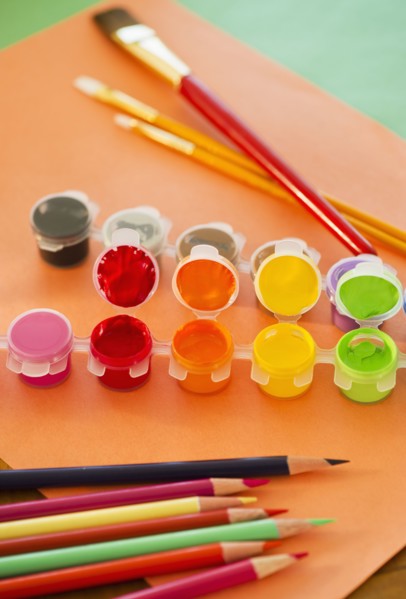 Close up of watercolor paints, crayons and paintbrushes, studio shot. 
Photo : Daniel Grill