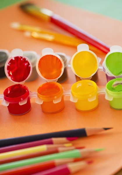 Close up of watercolor paints, crayons and paintbrushes, studio shot. 
Photo : Daniel Grill