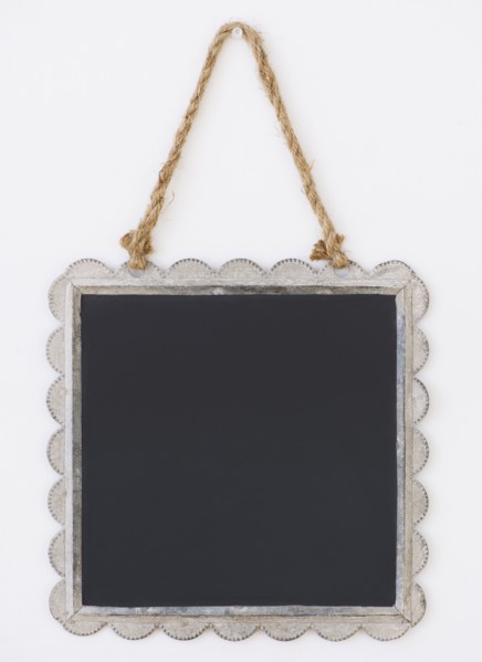 Close up of blackboard in picture frame, studio shot. 
Photo : Daniel Grill