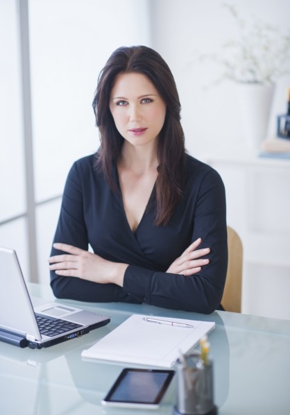 Portrait of businesswoman at desk. 
Photo : Daniel Grill