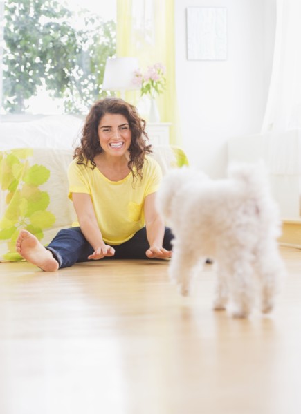 Woman playing with her dog. 
Photo : Daniel Grill