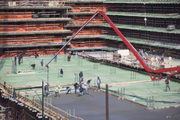 Workers on construction site. 
Photo : fotog