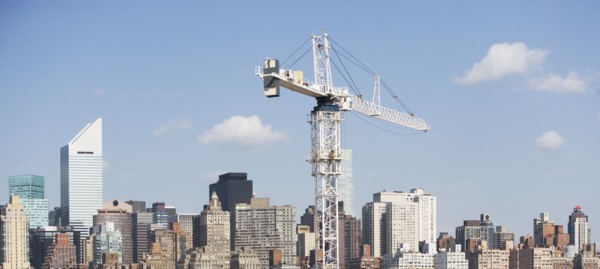 USA, New York, New York City, Manhattan, Skyline with crane. 
Photo : fotog
