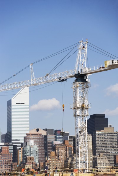 USA, New York, New York City, Manhattan, Skyline with crane. 
Photo: fotog