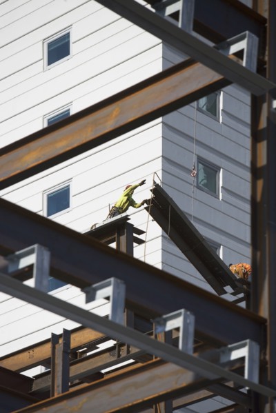 USA, New York, Long Island, New York City, Male workers on construction site. 
Photo : fotog