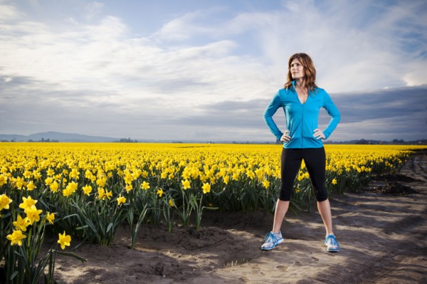 USA, Washington, Skagit Valley, Woman exercising in rural area. 
Photo : Take A Pix Media