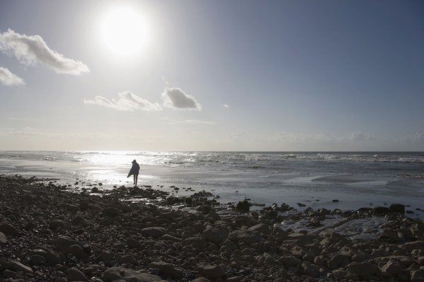 France, Pas-de-Calais, Escalles, Lonely walker on beach. 
Photo : Jan Scherders