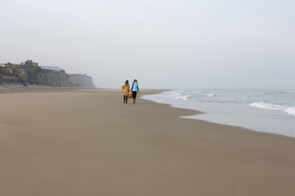 France, Pas-de-Calais, Escalles, Two women strolling on empty beach. 
Photo : Jan Scherders