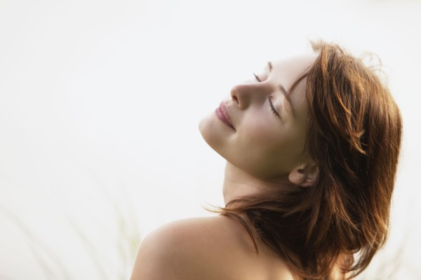 Portrait of young woman in strong sunlight. 
Photo : Jan Scherders