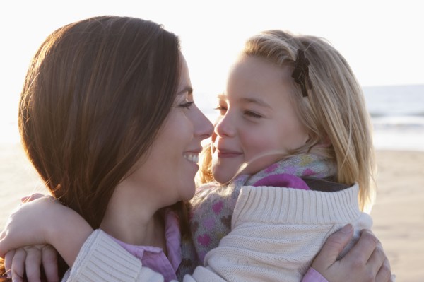 Mother with daughter on beach. 
Photo : Jan Scherders