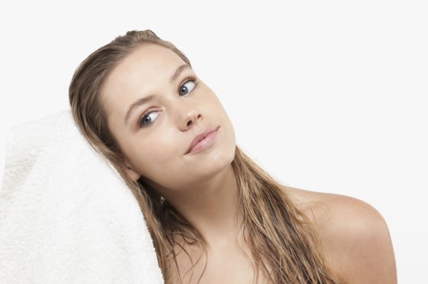Portrait of young woman with wet hair and towel. 
Photo : Jan Scherders