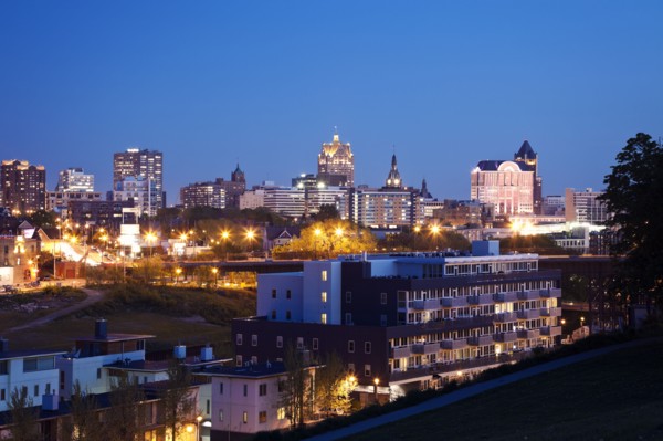 USA, Wisconsin, Milwaukee, City view at night. 
Photo : Henryk Sadura