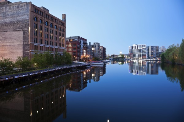 USA, Wisconsin, Milwaukee, City view at dusk. 
Photo : Henryk Sadura