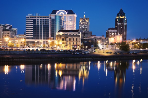 USA, Wisconsin, Milwaukee, City view at night. 
Photo : Henryk Sadura
