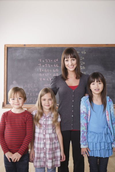 Teacher with schoolchildren (6-7,8-9). 
Photo : Rob Lewine