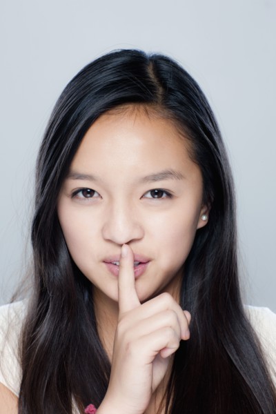 Portrait of teenage girl (14-15), studio shot. 
Photo : Rob Lewine