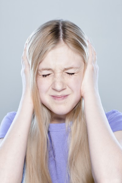 Portrait of teenage girl (14-15), studio shot. 
Photo : Rob Lewine
