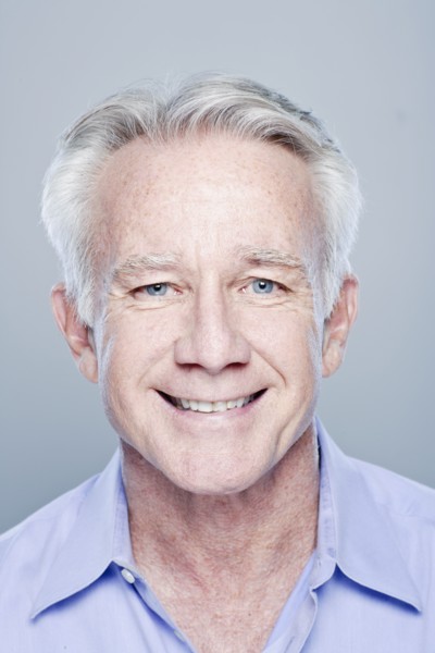 Portrait of smiling senior man, studio shot. 
Photo : Rob Lewine